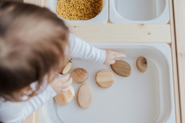 Les jouets montessori incontournables pour les bébés de 6 mois